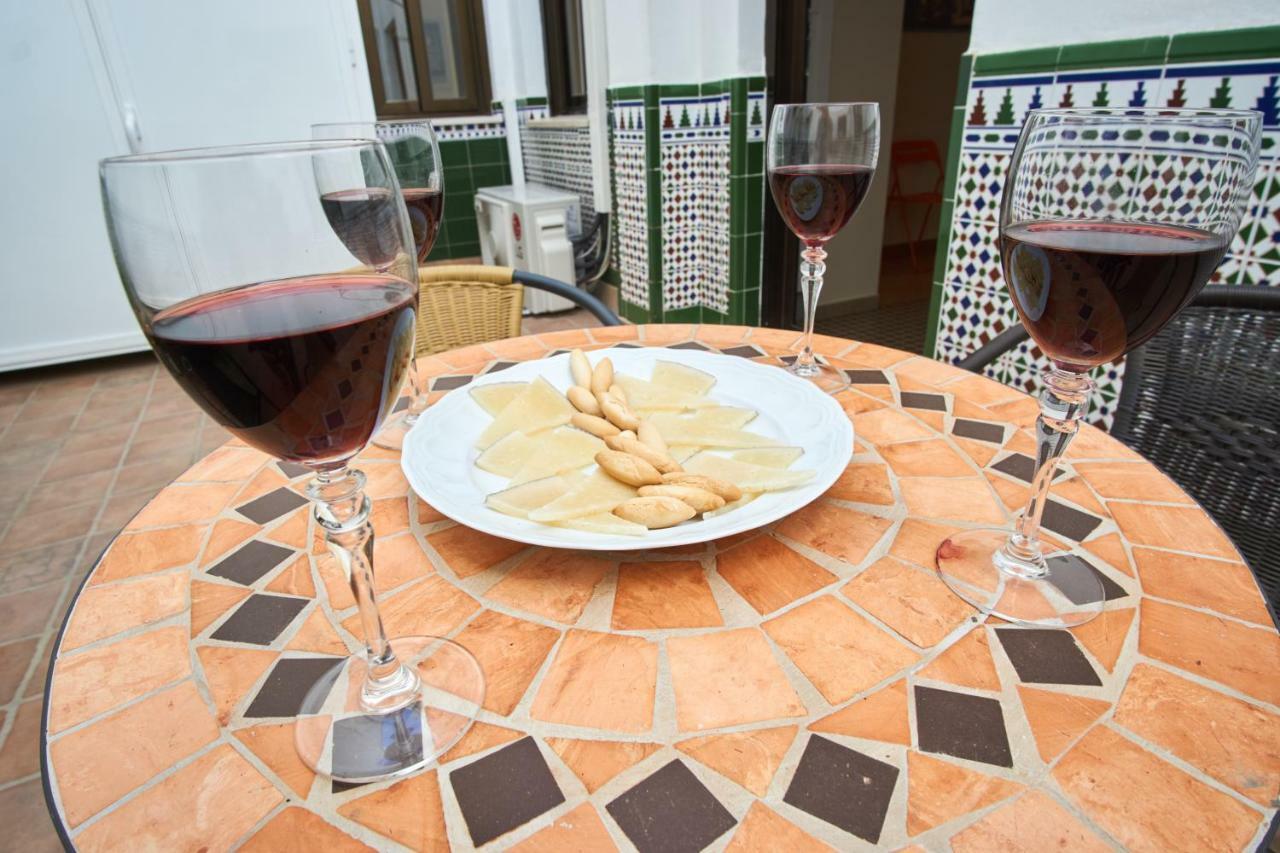 Rodrigo De Triana Courtyard By Valcambre Apartment Seville Exterior photo